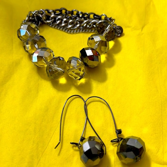 Beautiful Simply Vera Wang bracelet and earring set - Picture 1 of 5